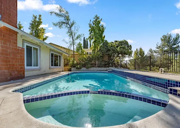 Glendale Retreat With Billiards And Pool