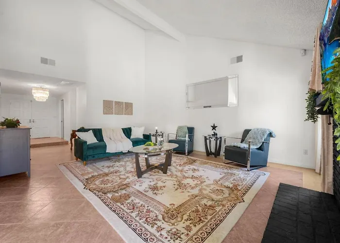 Glendale Retreat With Billiards And Pool