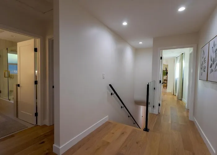 Spacious & Stylish Home In Heart Of Glendale